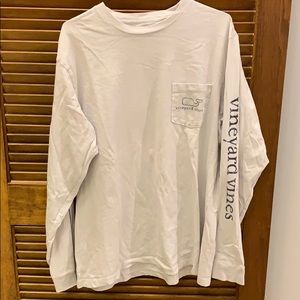 White Vineyard vines t-shirt